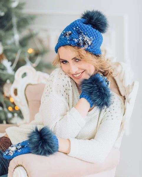 Ευτυχισμένη γυναίκα με καπέλο χειμώνα — Φωτογραφία Αρχείου