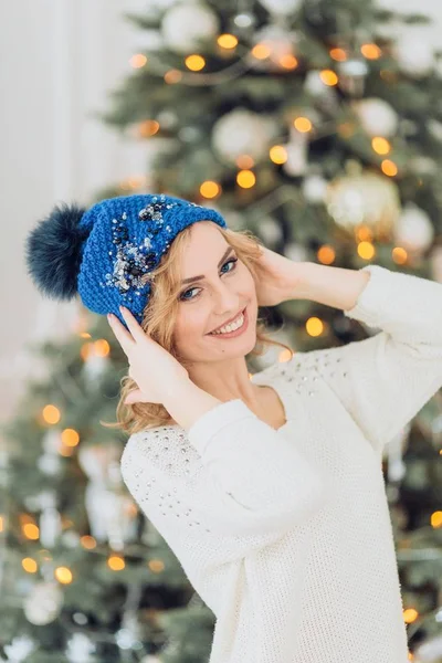 Glückliche Frau mit Wintermütze — Stockfoto