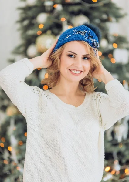 Mulher feliz no chapéu de inverno — Fotografia de Stock