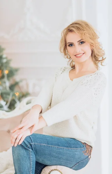 Mujer feliz en la habitación de Navidad —  Fotos de Stock