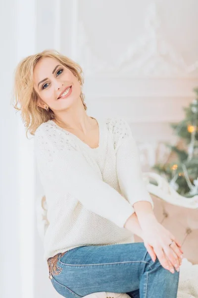 Glückliche Frau im Weihnachtszimmer — Stockfoto