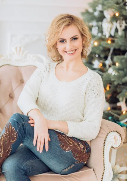 Mujer feliz en la habitación de Navidad —  Fotos de Stock