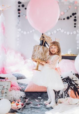 Şirin Bebek kız pasta ile 