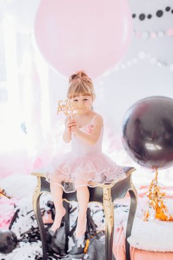 balonlar içinde oda ile kız bebek