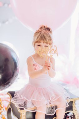 balonlar içinde oda ile kız bebek