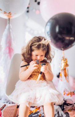 kız makyaj fırçaları ile