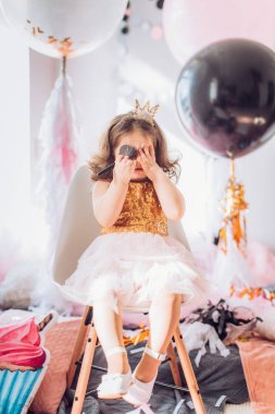 kız makyaj fırçaları ile