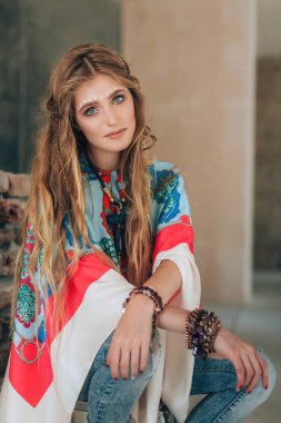 genç kadın moda giysileri
