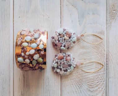 Boncuk ve küpe bilezik