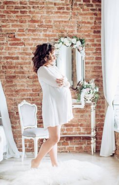 Güzel hamile bir kadının portresi.