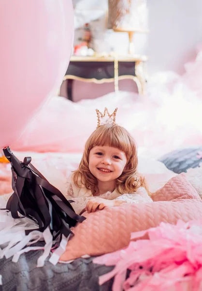 Baby girl  in room at Birthday party. — Stock Photo, Image