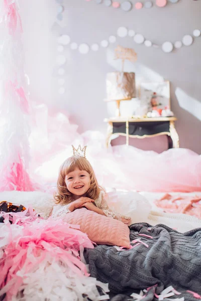 Menina no quarto na festa de aniversário . — Fotografia de Stock