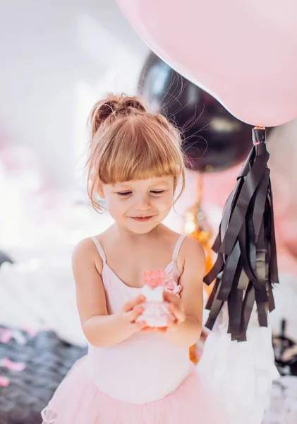 Balonlar içinde oda ile kız bebek — Stok fotoğraf