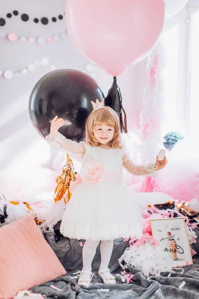 Dziewczynka z balonami w pokoju — Zdjęcie stockowe