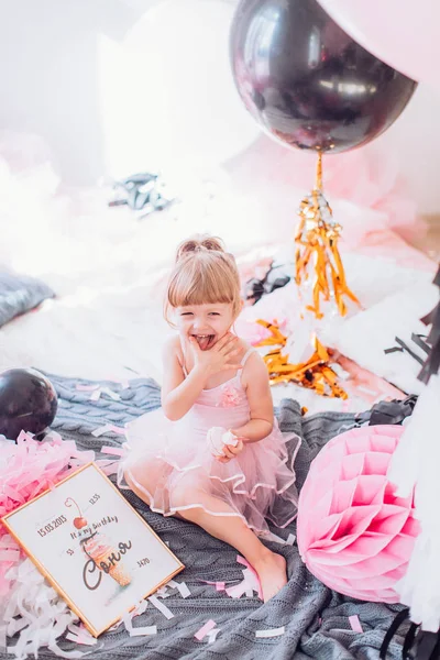Baby girl with  balloons in room — Stock Photo, Image