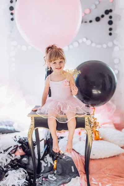 Balonlar içinde oda ile kız bebek — Stok fotoğraf
