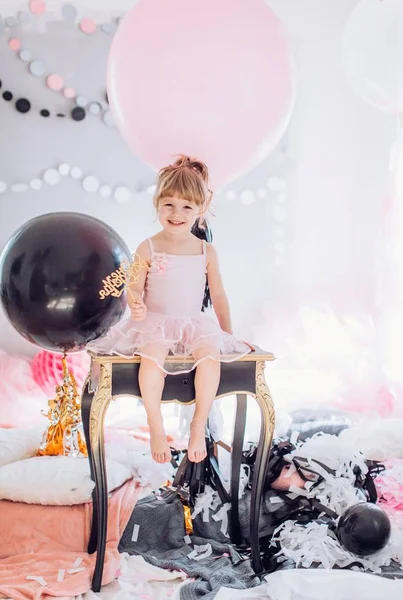 Baby flicka med ballonger i rum — Stockfoto