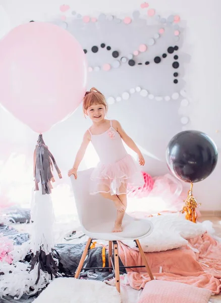 Baby flicka med ballonger i rum — Stockfoto