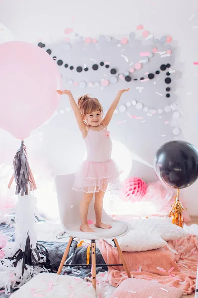 Девочка с шариками в комнате — стоковое фото