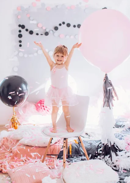 Balonlar içinde oda ile kız bebek — Stok fotoğraf
