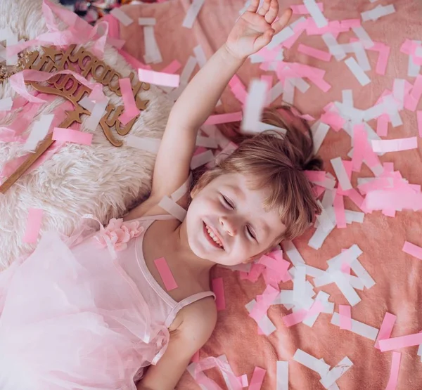 Bambina in camera alla festa di compleanno . — Foto Stock