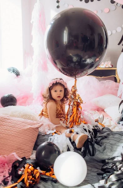 Menina no quarto na festa de aniversário . — Fotografia de Stock