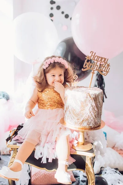 케이크와 귀여운 딸 — 스톡 사진