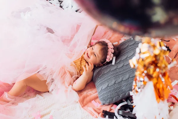 Babymeisje met ballonnen in de kamer — Stockfoto