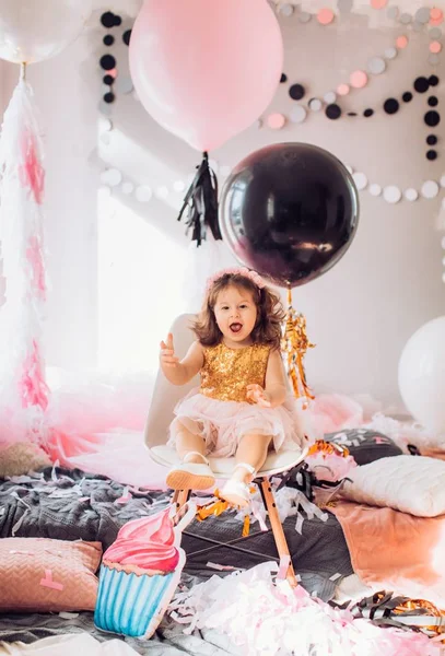 部屋で風船で女の赤ちゃん — ストック写真