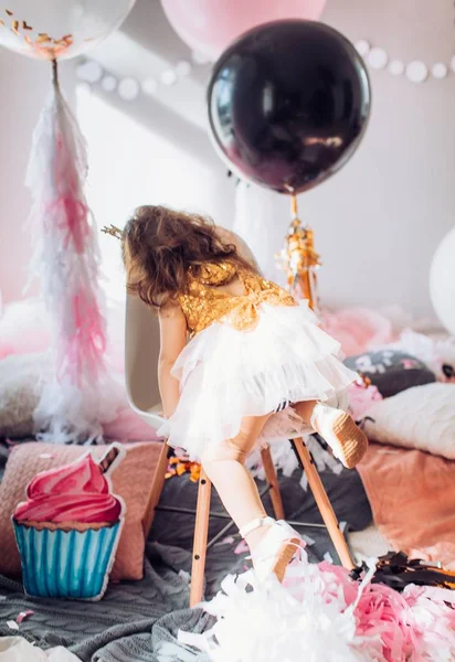 Dziewczynka z balonami w pokoju — Zdjęcie stockowe