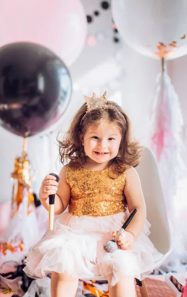 Menina com com escovas de maquiagem — Fotografia de Stock