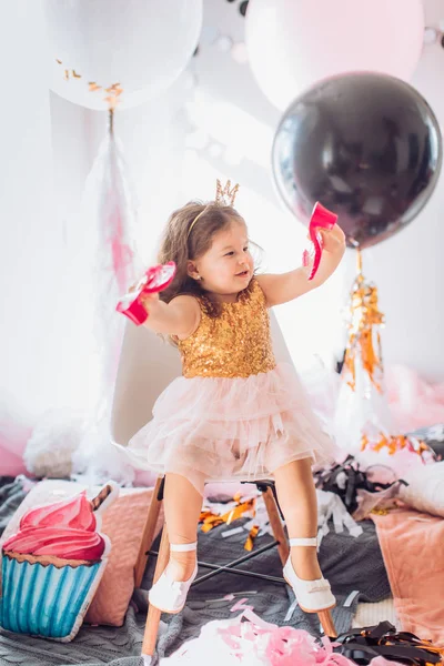 Menina com balões no quarto — Fotografia de Stock