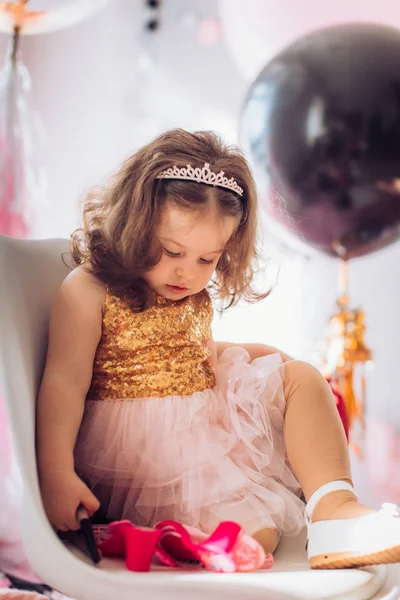 Babymeisje met ballonnen in de kamer — Stockfoto