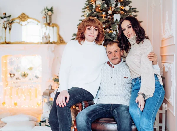 Familia feliz cerca del árbol de Navidad — Foto de Stock