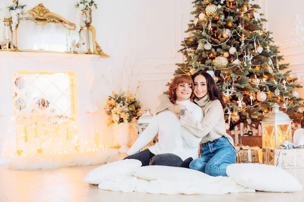 美しい母と娘のクリスマス ツリーの近く — ストック写真