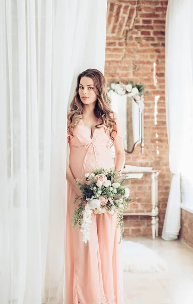 Portrait of a beautiful pregnant woman — Stock Photo, Image