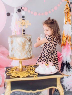 pasta doğum günü partisi ile kız. 