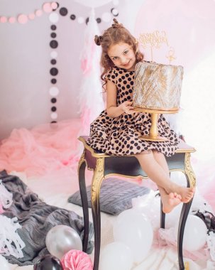 pasta doğum günü partisi ile kız. 