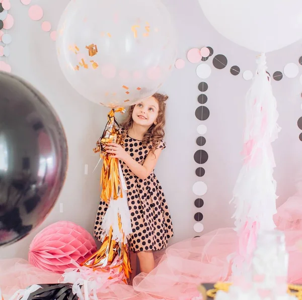 Menina no quarto na festa de aniversário . — Fotografia de Stock