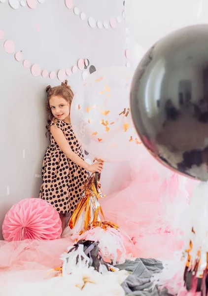 Meisje in kamer op verjaardagsfeestje. — Stockfoto