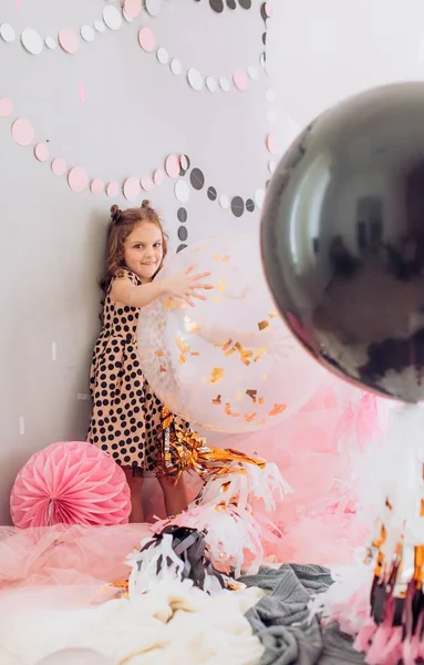 Meisje in kamer op verjaardagsfeestje. — Stockfoto
