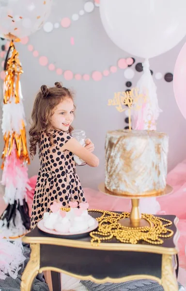 Meisje met taart op Birthday party. — Stockfoto