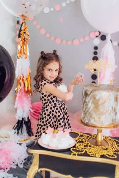 Girl with cake  on Birthday party. — Stock Photo, Image