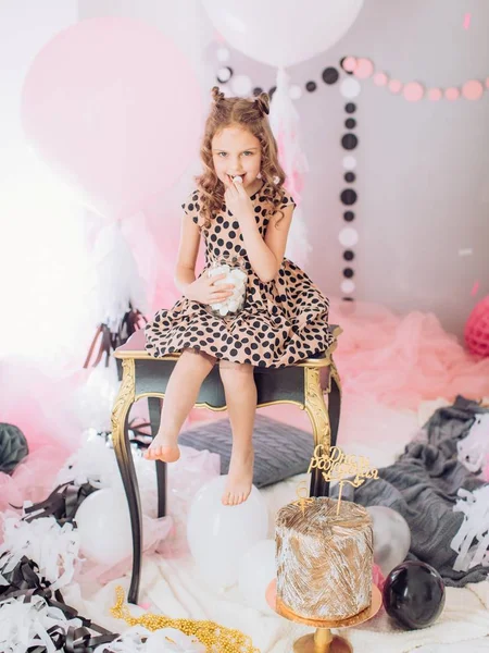 Menina com bolo na festa de aniversário . — Fotografia de Stock