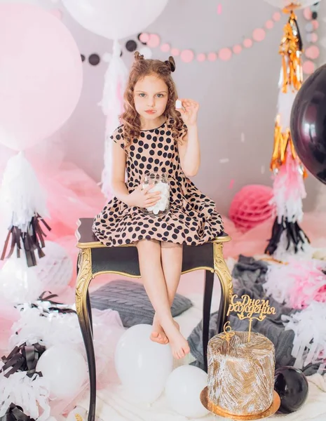 Menina com bolo na festa de aniversário . — Fotografia de Stock