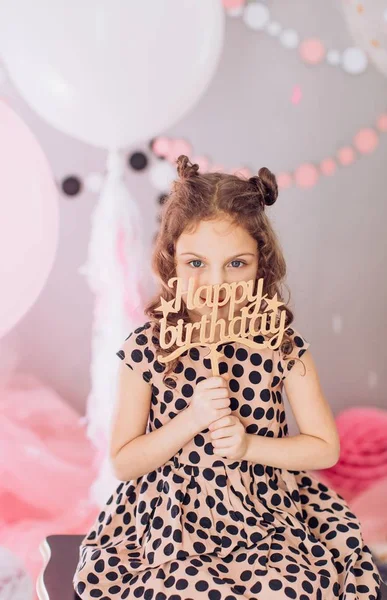 Menina no quarto na festa de aniversário . — Fotografia de Stock