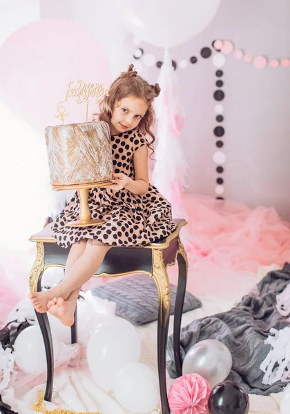 Menina com bolo na festa de aniversário . — Fotografia de Stock