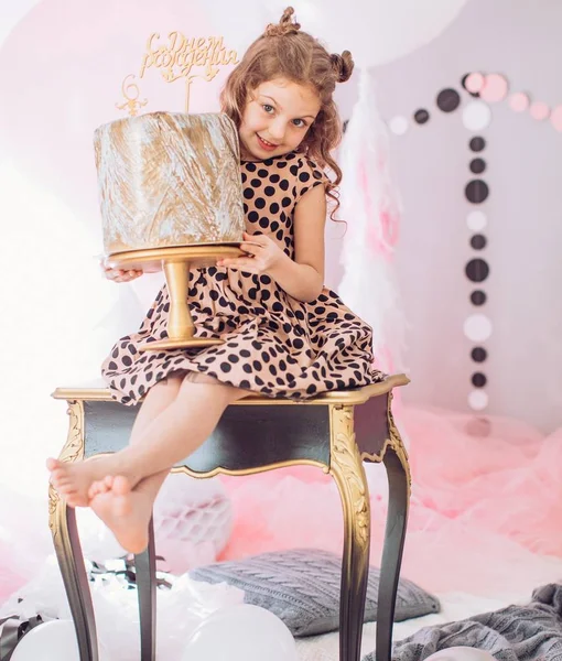 Ragazza con torta sulla festa di compleanno . — Foto Stock