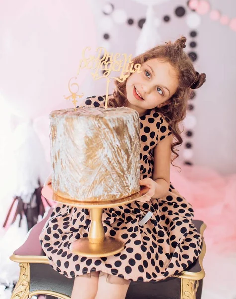 Chica con pastel en fiesta de cumpleaños . — Foto de Stock