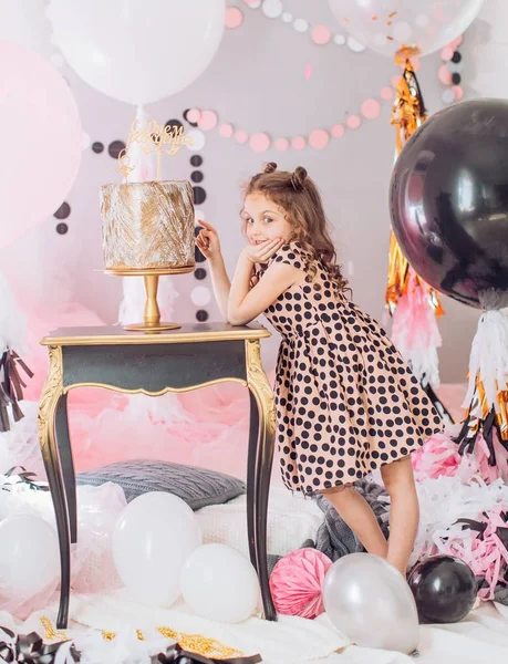 Menina com bolo na festa de aniversário . — Fotografia de Stock